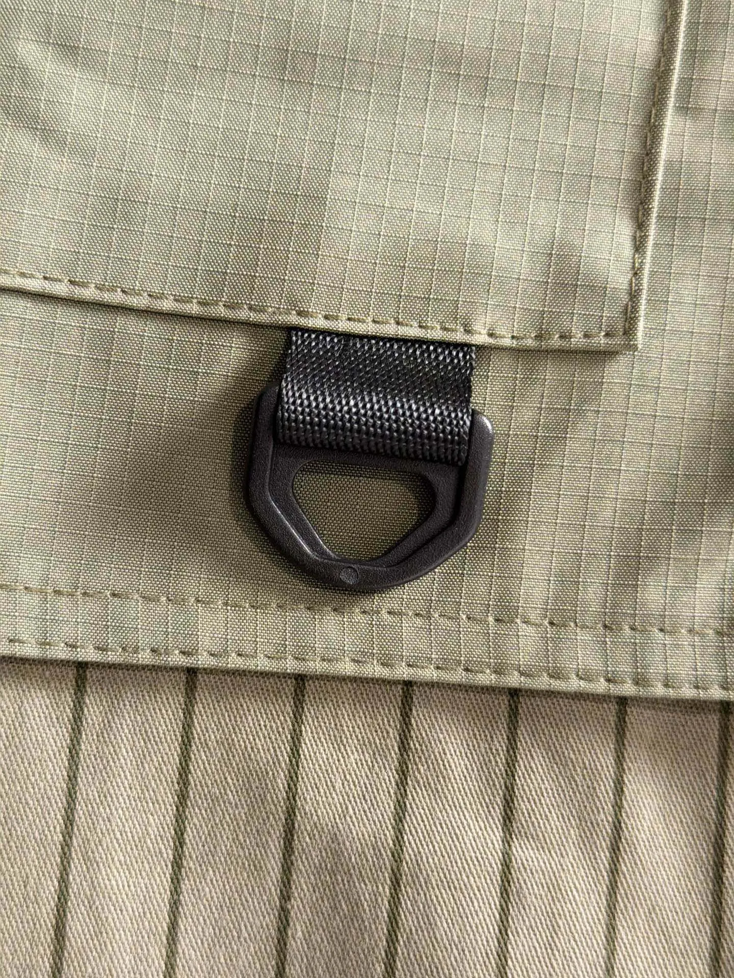 The latest New Arrival shirt in Paris for fall 2026. Complete with three standards, custom-dyed nylon fabric, overall casual and upscale. The fabric texture is relatively thin, very light, and comfortable on the upper body, suitable for early autumn and spring wear. Simple lines, customized hardware zippers, elegant and concise style, lightweight and comfortable to wear, very urban luxury and low-key elegance, with a casual and lazy feeling, the upper body effect is very good, quite wide and stylish, natural drape, simple and elegant! Top luxury Classic The style item is gentle and high-end, quiet but full of power. It perfectly conveys the brand's sense of trend and recognition. The upper body is super cool and stylish, and extremely luxurious. It shows your rank, strength and taste from all aspects! The overall grade is even more obvious. The upper body is comfortable and unconstrained, with a casual and loose effect. Sizes:S-2XL
